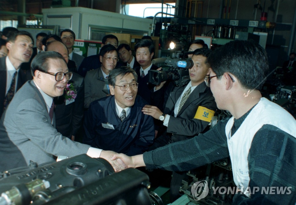 장쩌민 중국 국가주석이 방한당시 울산 현대자동차를 방문한 모습 