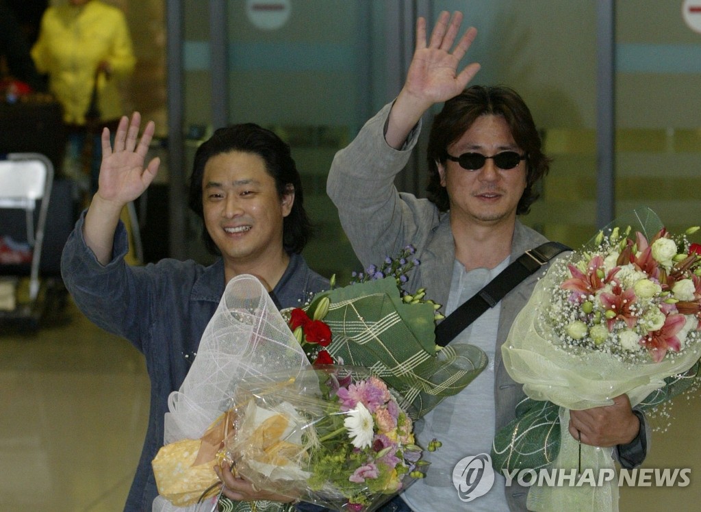 2004년 '올드보이'로 칸영화제 심사위원대상 받고 귀국하는 박찬욱 감독(왼쪽)과 최민식
