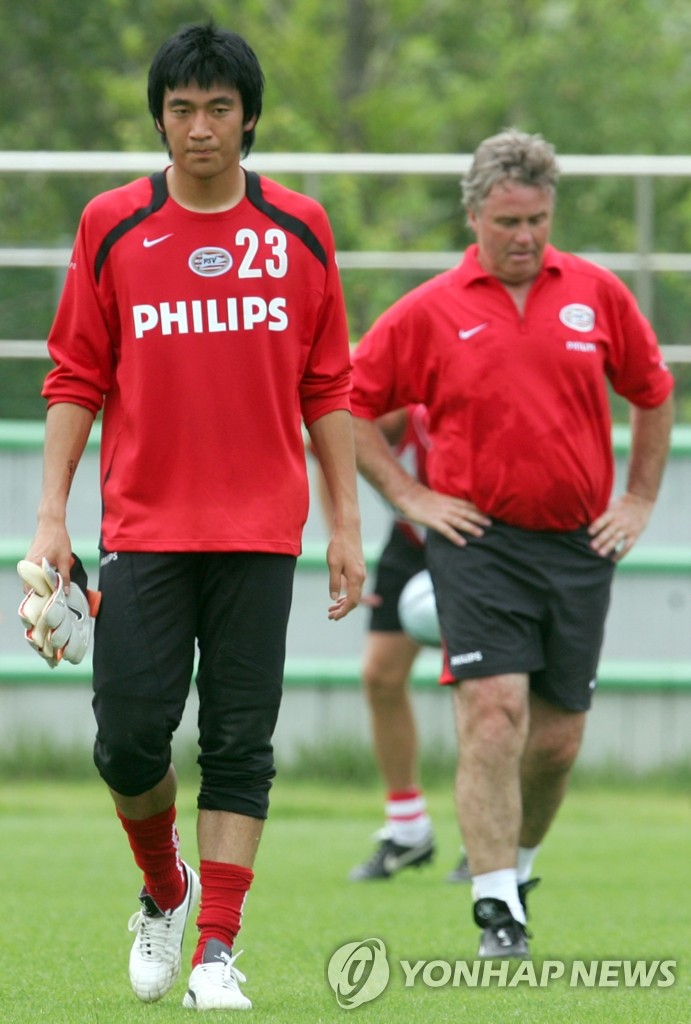 PSV 에인트호번 팀 훈련 합류한 차기석(왼쪽)과 거스 히딩크 전 축구대표팀 감독 