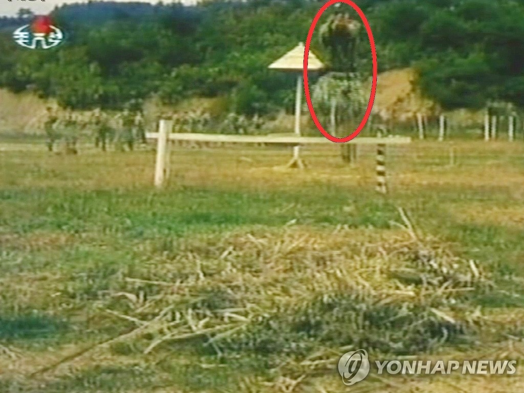 공중에서 표적을 사격하는 북한 특수부대원 (자료사진)