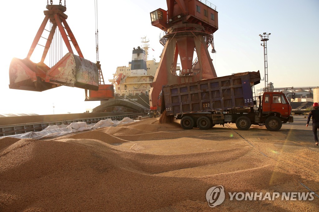 중국 항구에서 수입 대두를 운반하는 모습 [로이터=연합뉴스]