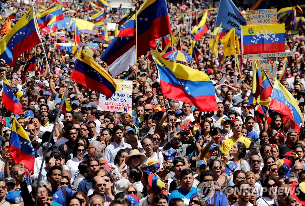 베네수엘라 반정부 집회에 참여한 야권 지지자들 [로이터=연합뉴스]
