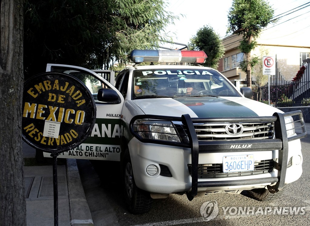 라파스 멕시코대사관 앞의 경찰 차량