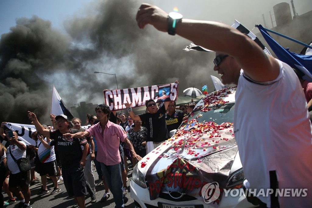 숨진 축구팬 운구차와 함께 시위하는 사람들