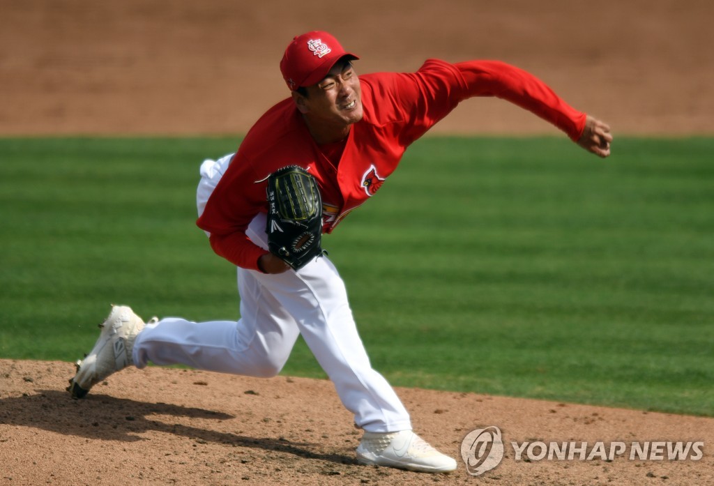 This file photo by Reuters via USA Today Sports from March 5, 2020, shows Kim Kwang-hyun of the St. Louis Cardinals pitching against the New York Mets in a spring training game at Roger Dean Chevrolet Stadium in Jupiter, Florida. (Yonhap)