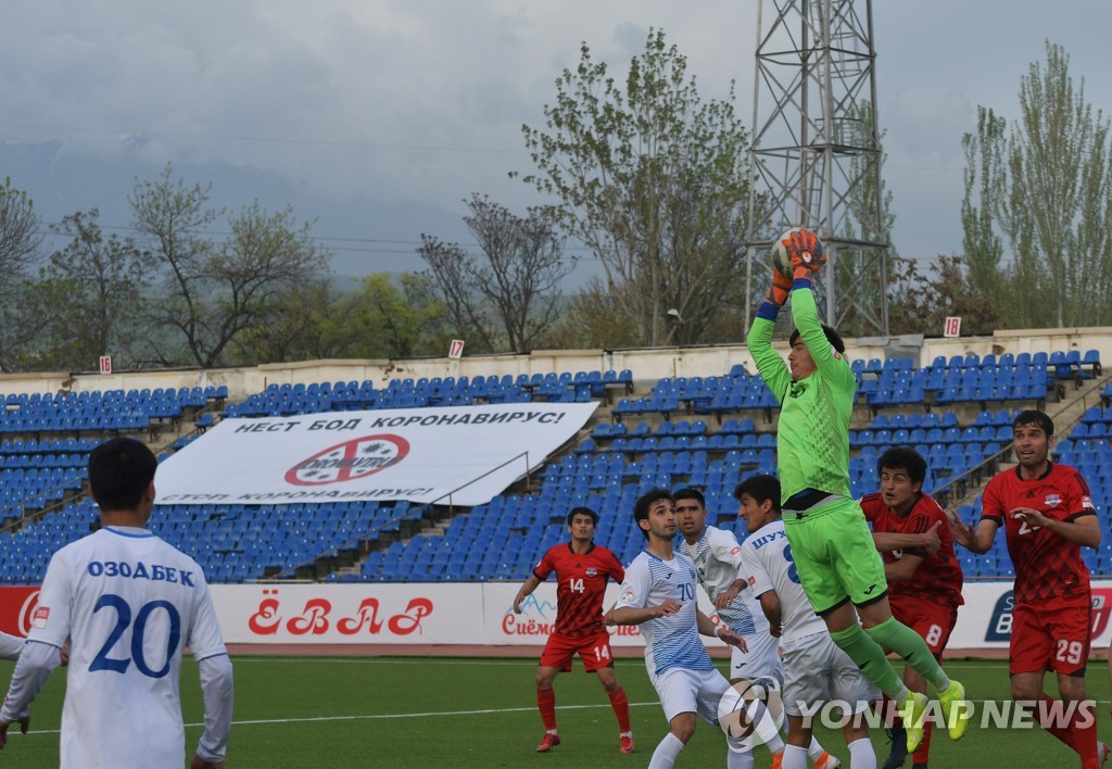 무관중으로 치러진 타지키스탄 프로축구 경기 장면