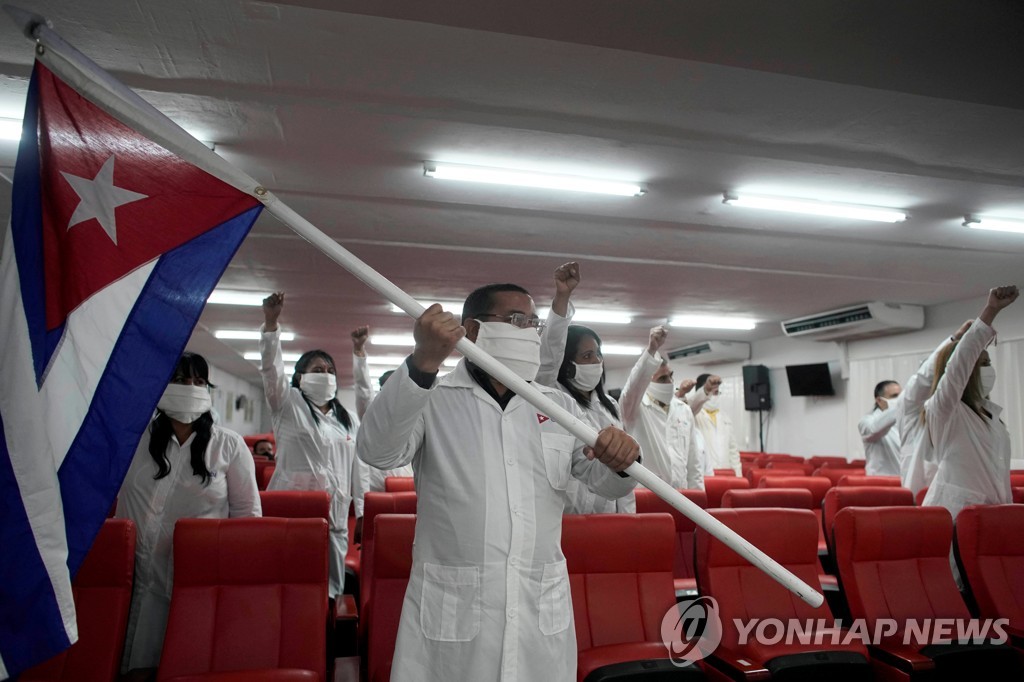 지난 4일(현지시간) 아프리카 기니 파견 앞둔 쿠바 의사들 