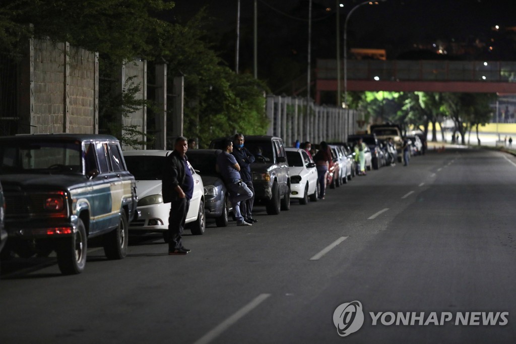 7일(현지시간) 어둠 속에서 주유를 기다리는 베네수엘라 사람들