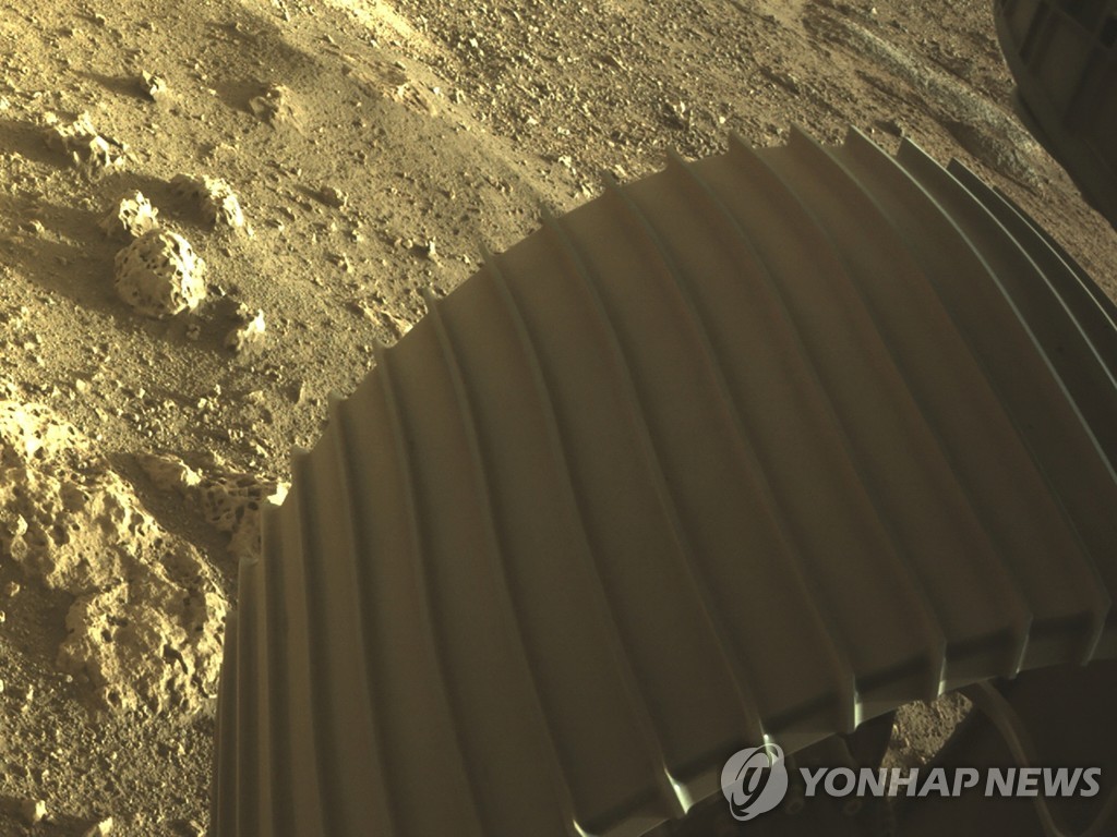탐사 로버가 보내온 화성 토양 사진
