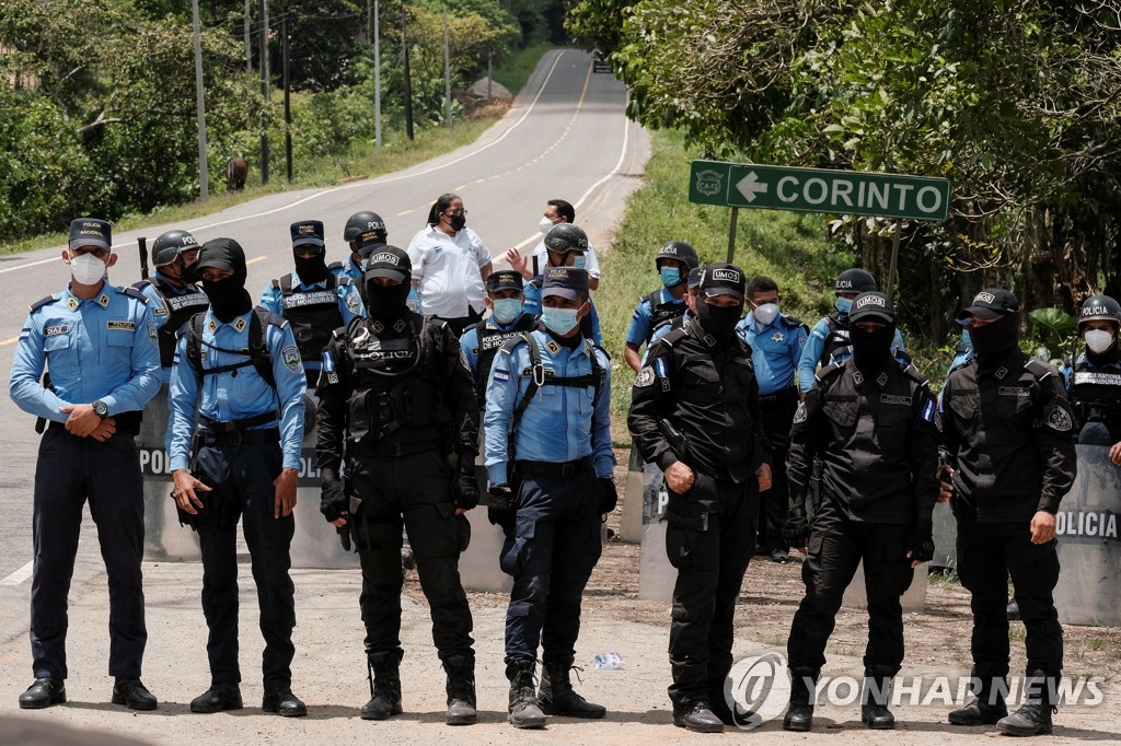 캐러밴 이동 막아선 온두라스 경찰