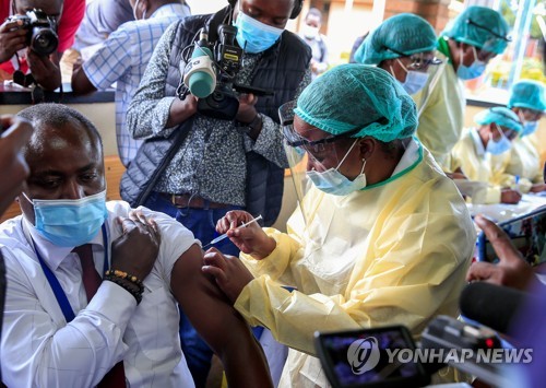 아프리카 짐바브웨의 코로나19 백신 접종 모습. [로이터=연합뉴스 자료사진]