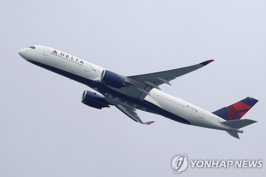 이륙하는 델타항공 여객기