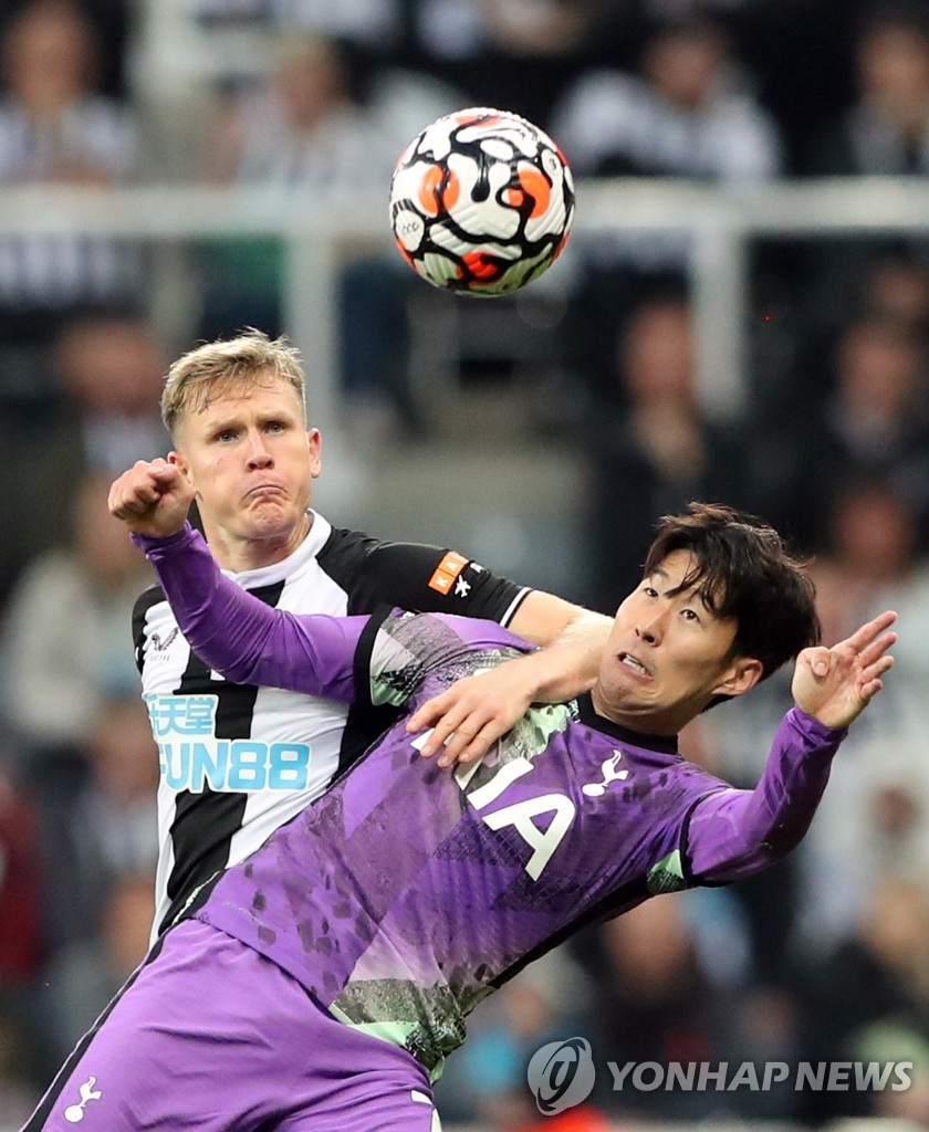 In this Reuters photo, Son Heung-min of Tottenham Hotspur (R) battles Matt Ritchie of Newcastle United for the ball in their clubs' Premier League match at St. James' Park in Newcastle, England, on Oct. 17, 2021. (Yonhap)