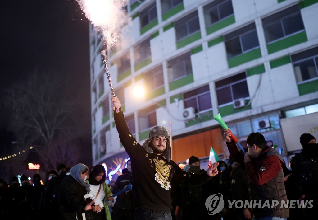 아자디 스타디움 밖에서 월드컵 본선행 축하하는 이란 축구 팬.