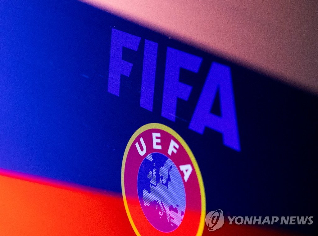 러시아 국기와 겹쳐진 FIFA 및 UEFA 로고.