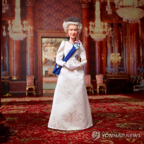 영국 여왕 즉위 70주년 기념 바비인형 출시