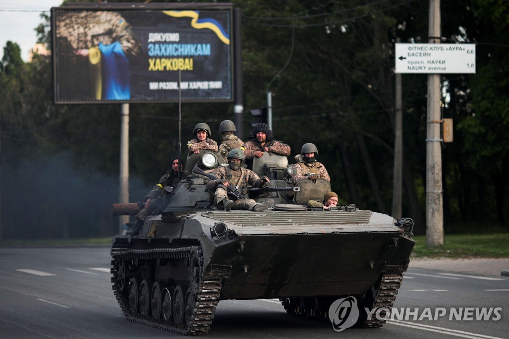 장갑차 타고 이동하는 우크라이나 군인들