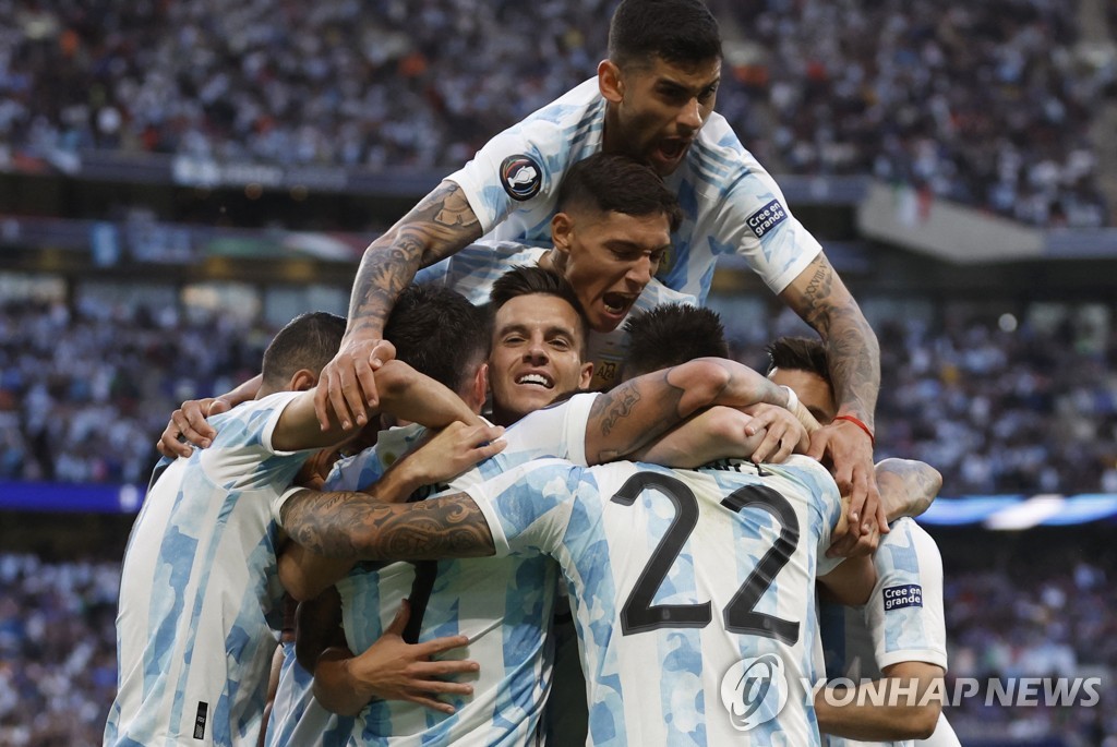 1-0을 만들고 기뻐하는 아르헨티나 선수들. 
