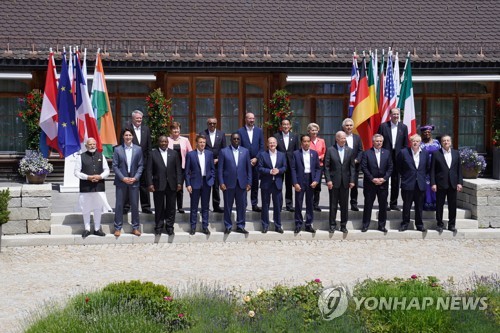 G7과 5개 초청국가 정상 기념촬영