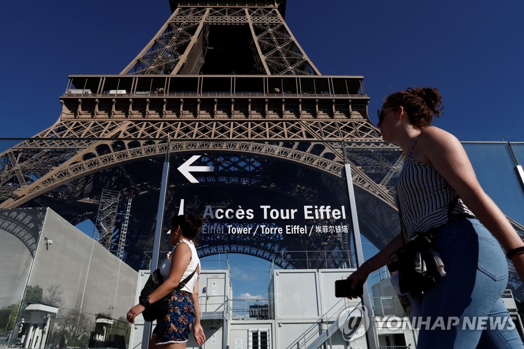 프랑스 파리 에펠탑 앞을 지나가는 관광객들