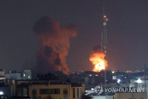 이스라엘 공습에 가자지구선 로켓 대응…최소 10명 사망(종합)