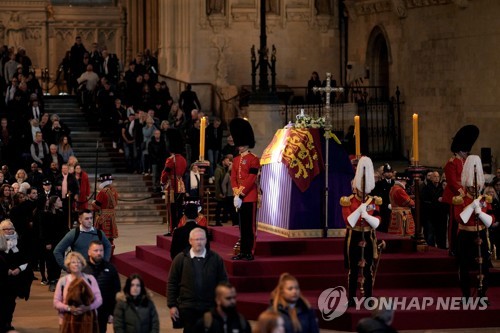 가을추위속 여왕 참배 마지막날…장례식에 100만명 운집 예상