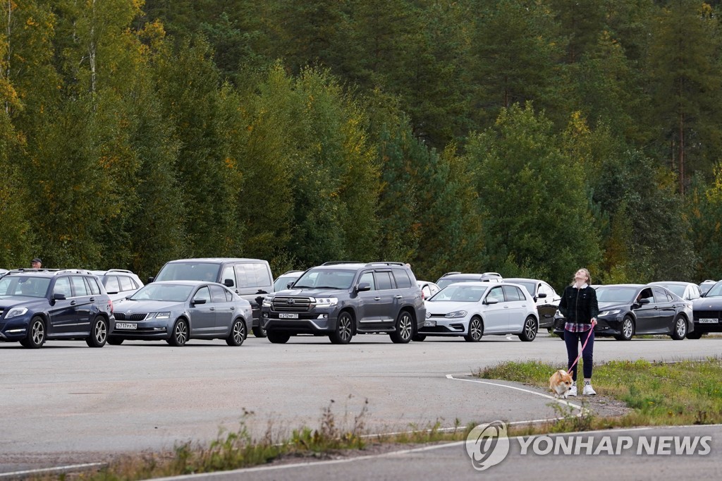 러시아와 핀란드 국경에 몰린 차들 