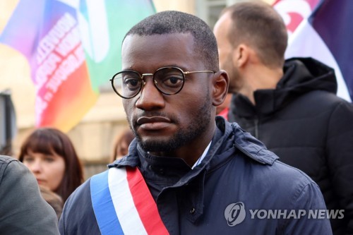 동료의원에 "아프리카로 돌아가라" 소리친 프랑스 의원 중징계