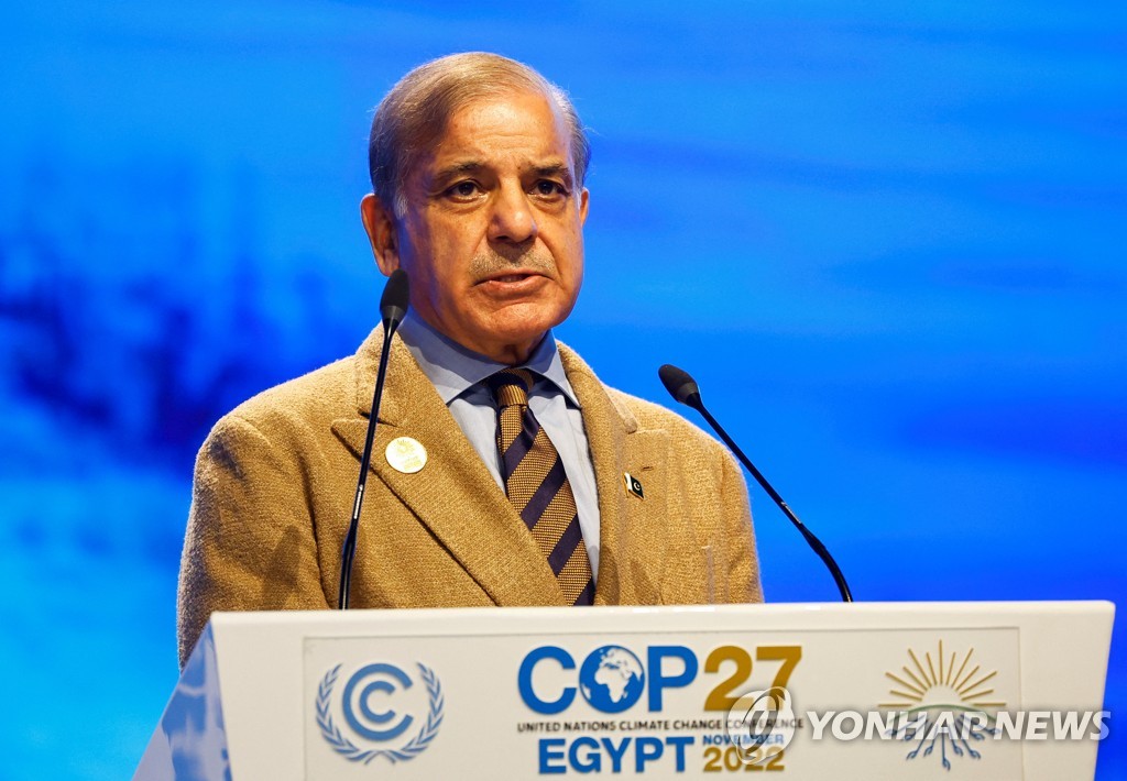 이집트 샤름 엘 셰이크에서 열린 제27차 유엔기후변화협약 당사국회의(COP27) 정상회의에서 연설하는 셰바즈 샤리프 파키스탄 총리.