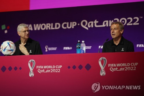In this Reuters photo, Arsene Wenger (L), FIFA chief of global football development and leader of its Technical Study Group (TSG), and Jurgen Klinsmann, a member of the TSG, speak at a press conference at the Main Media Centre for the FIFA World Cup in Al Rayyan, Qatar, on Nov. 19, 2022. (Yonhap)