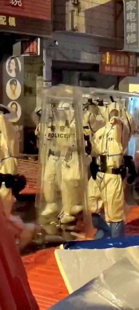 (로이터=연합뉴스) 중국 광둥성 광저우에서 방호복을 입은 시위 진압 경찰이 방패를 든 채 전진하는 모습을 담은 영상이 30일 소셜미디어에 올라왔다. [재판매 및 DB 금지]