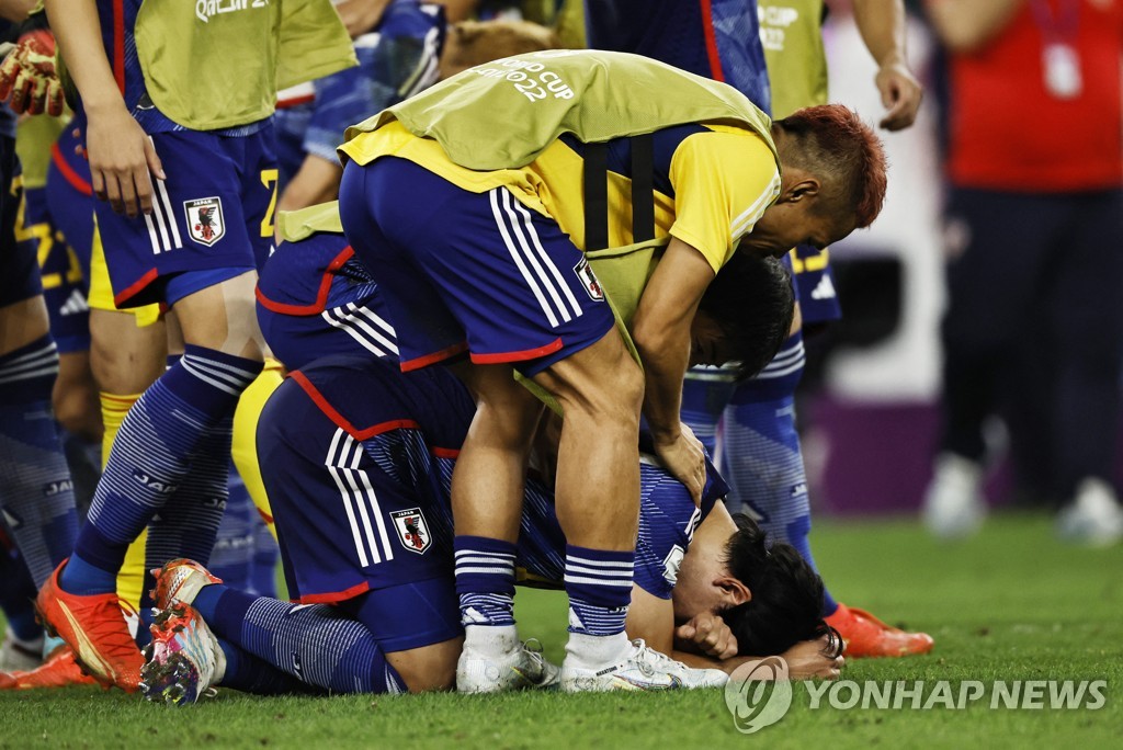승부차기 패배 후 아쉬워하는 일본 선수들