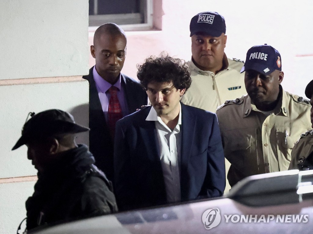 몰락한 코인 갑부의 최후…사기 혐의로 체포된 뱅크먼-프리드