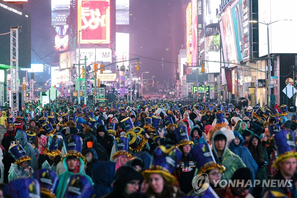 미국 뉴욕시 타임스스퀘어에 집결한 신년맞이 축제객들
