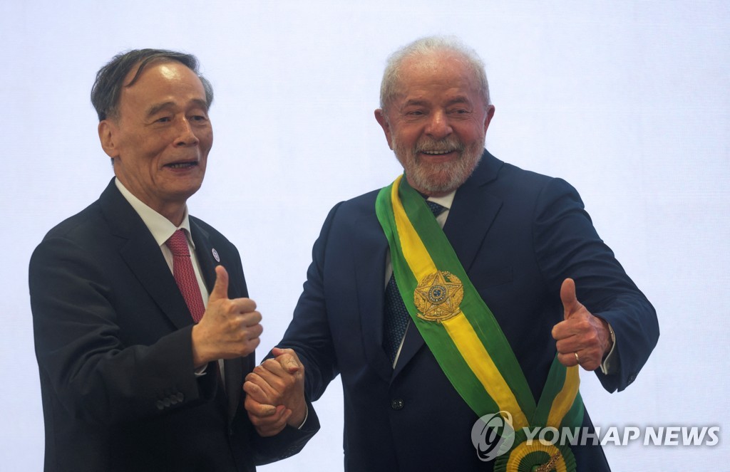왕치산 중국 국가 부주석(왼쪽)으로부터 축하 받는 룰라 대통령