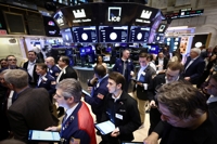 NYSE 입회장에 일하는 트레이더들의 모습