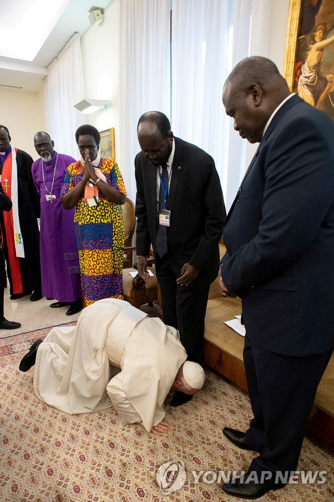2019년 4월 남수단 정부 지도자와 반군 지도자를 교황청으로 초청해 발에 입을 맞추는 프란치스코 교황.