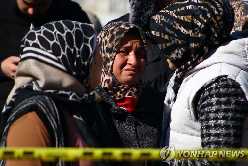 강진이 덮친 튀르키예 가지안테프의 여성들이 울상을 짓고 있다.