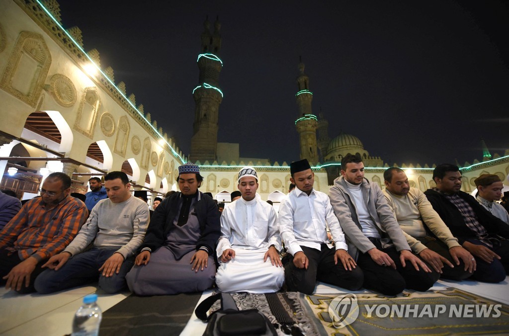 이집트 카이로의 알 아즈하 모스크에서 라마단 전야 기도를 올리는 이슬람교도들