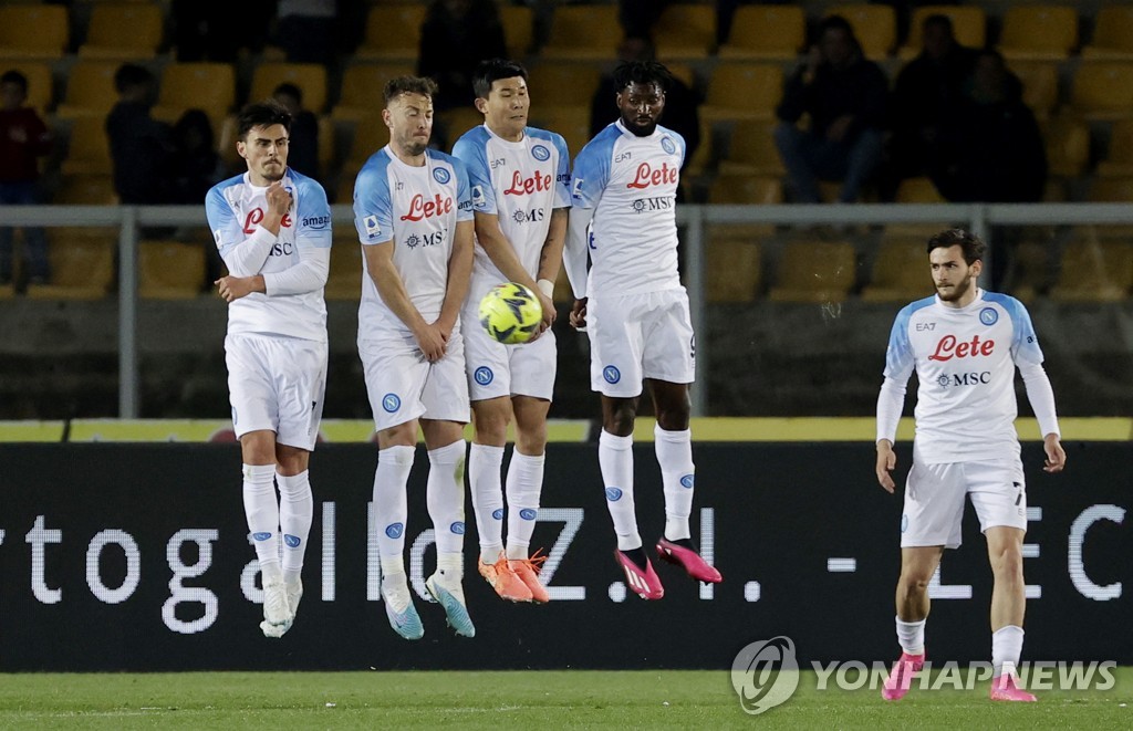 프리킥을 막아내는 김민재