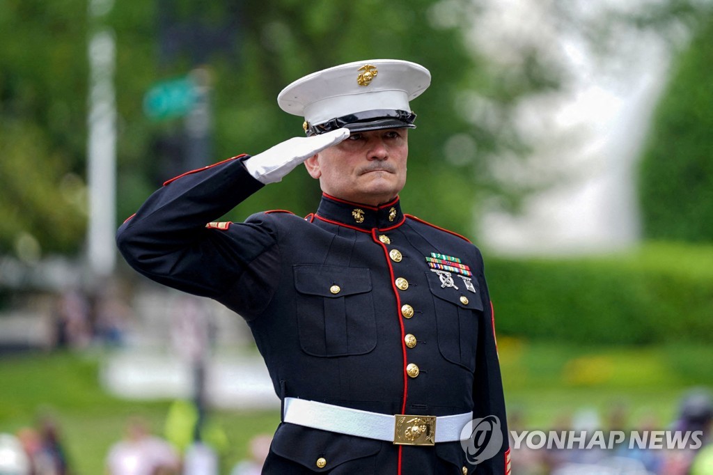 한국전 참전용사 기리는 미 해병대원의 경례