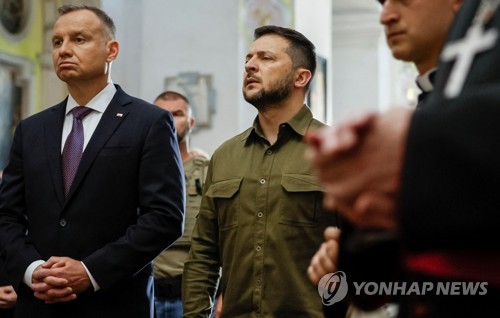 젤렌스키, 폴란드 대통령과 2차대전 폴란드인 학살 희생자 추모