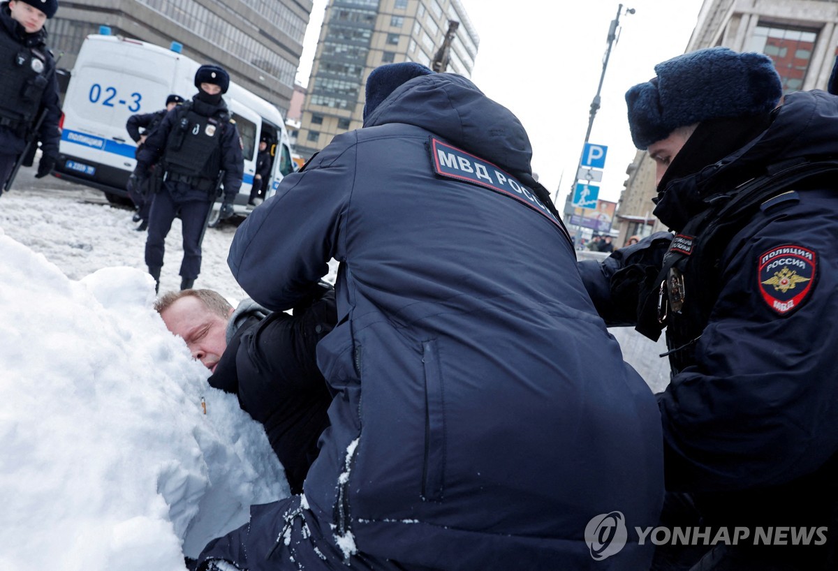 (모스크바 로이터=연합뉴스) 17일(현지시간) 러시아 모스크바에서 경찰관들이 사망한 알렉세이 나발니를 기리는 집회에서 한 남성을 붙잡고 있다. 2024.2.17 photo@yna.co.kr