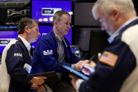 NYSE 입회장에서 일하는 트레이더들의 모습