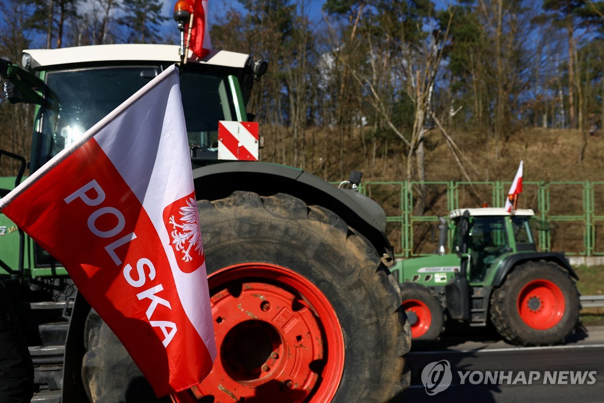 Prime Minister Tusk Considers Import Ban on Russian Agricultural Products Amidst Farmer Protests