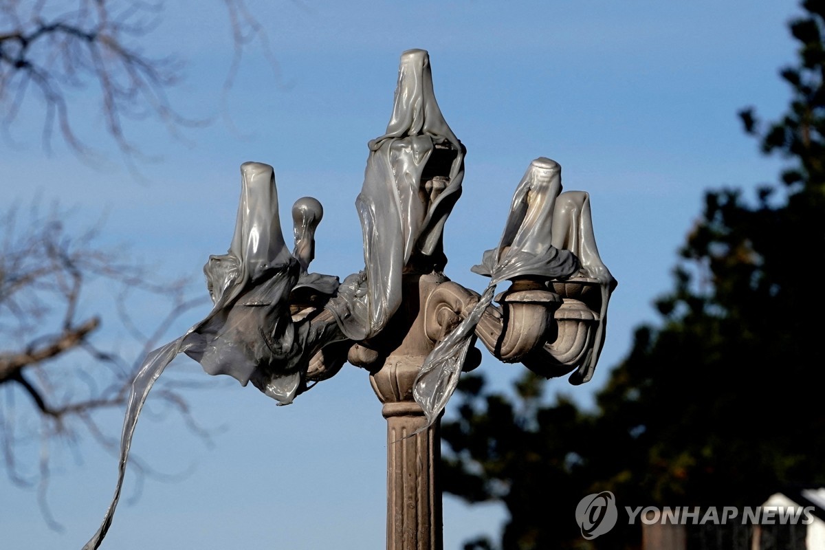 텍사스주 산불로 녹아내린 가로등