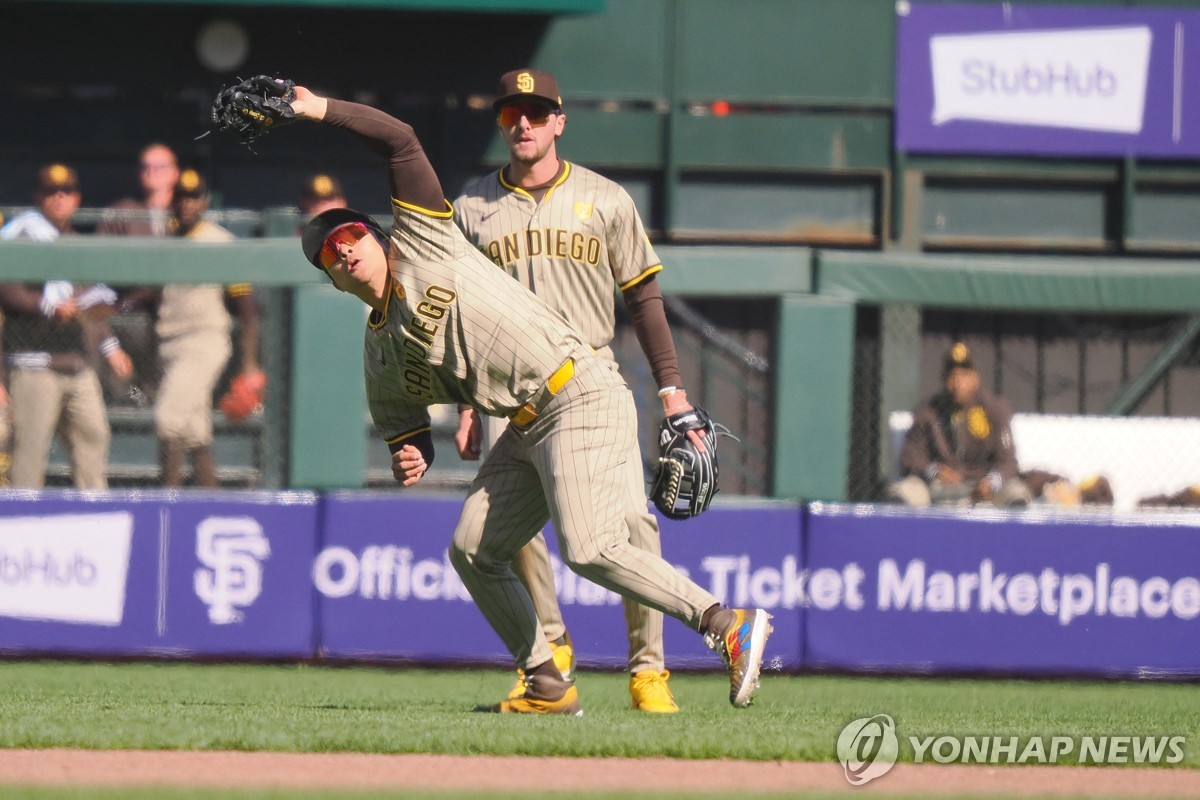 공 잡는 김하성