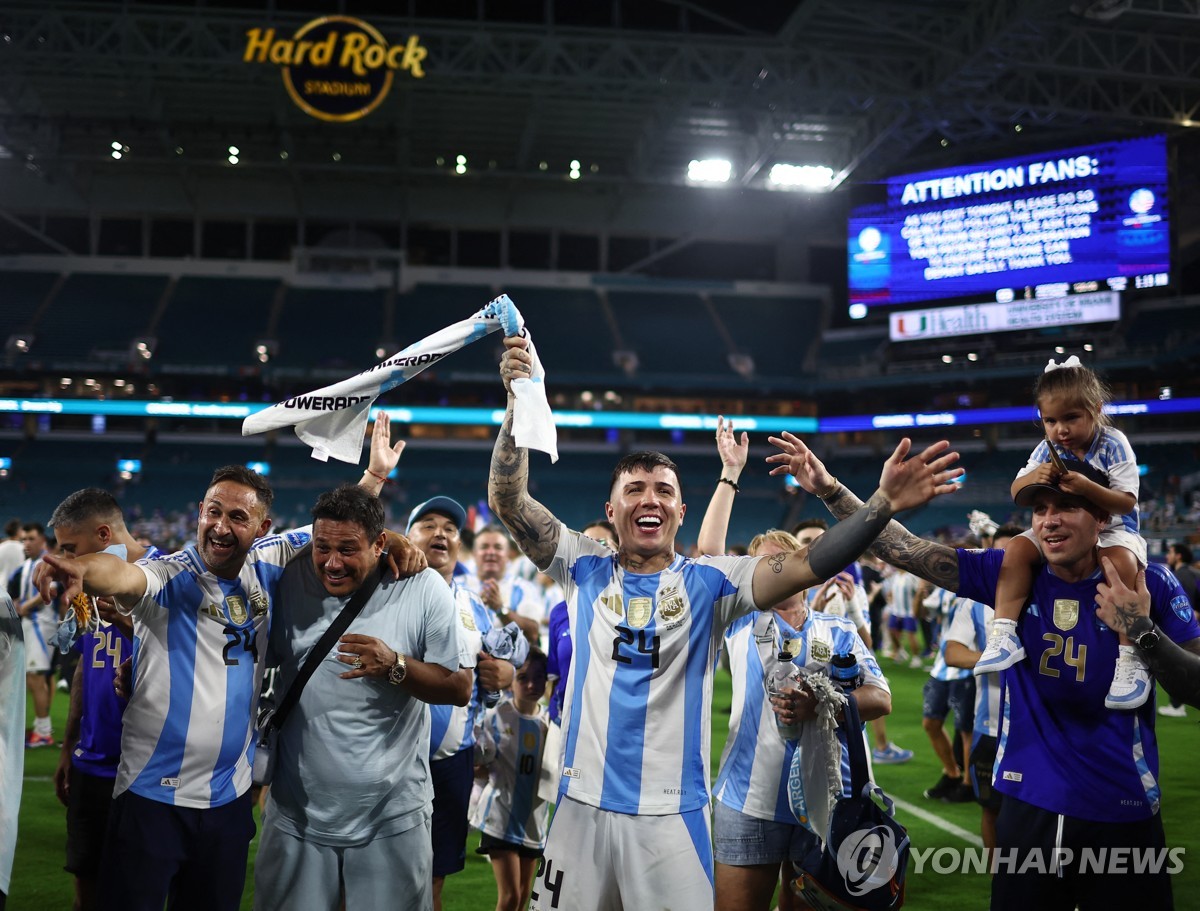 코파 우승 아르헨, 인종차별 세리머니 망신살…FIFA 제소당할 듯