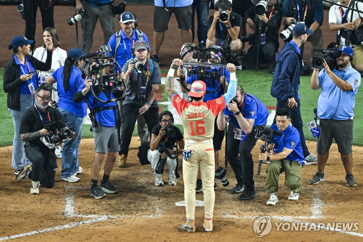 두란을 카메라에 담기 위해 몰려든 취재진