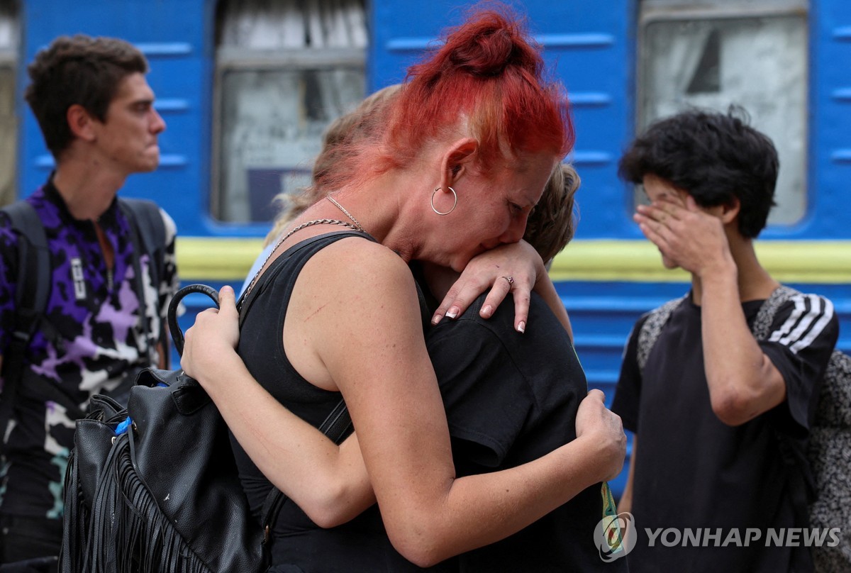 피란가기 전 작별 인사하는 주민들